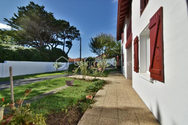 A 200 mètres à pied de la place du village et des plages, cette maison néo-basque bénéficie d'un emplacement que l'on trouve très rarement à Bidart : central, au calme et côté océan.
Développant environ 215 m2 sur un terrain de 1000 m2, la maison offre aujourd'hui 5 chambres, 2 salles de bain, une cuisine indépendante avec arrière cuisine et un séjour lumineux ouvert sur l'extérieur. La terrasse plein Sud avec piscine prolonge naturellement les espaces de vie et permet de profiter pleinement du cadre. Garage, atelier et abri de piscine complètent l'ensemble. La maison est parfaitement entretenue, mais nécessite une remise au goût du jour. Le potentiel est évident pour qui souhaite créer un lieu de vie à la hauteur de l'adresse. Ici, la vraie valeur n'est pas seulement dans la maison, mais dans ce qu'elle permet : vivre Bidart à pied, entre village et océan, dans un environnement préservé. Ce type de bien ne se juge pas sur ses photos. Il se découvre sur place. Visite sur rendez-vous.
