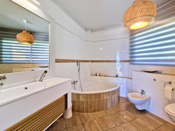 Villa d'exception avec vue lac, piscine et prestations haut de gamme