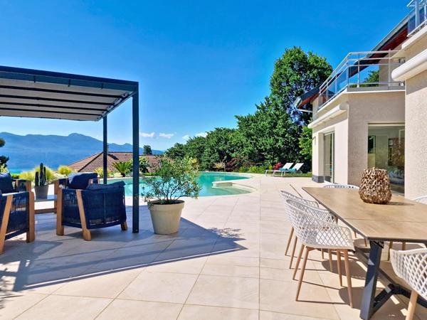 Villa d'exception avec vue lac, piscine et prestations haut de gamme