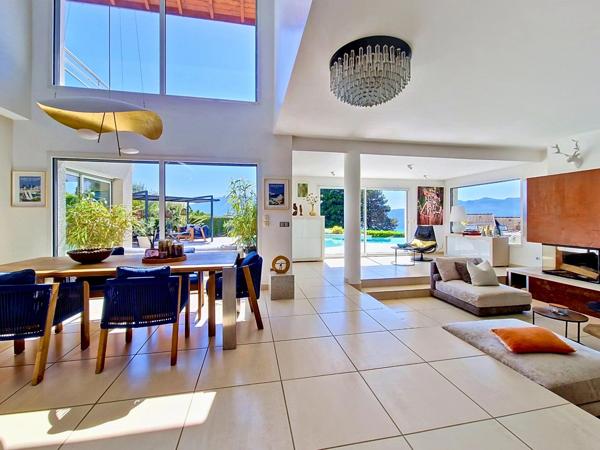 Villa d'exception avec vue lac, piscine et prestations haut de gamme