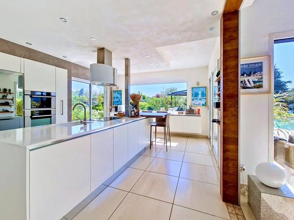 Villa d'exception avec vue lac, piscine et prestations haut de gamme