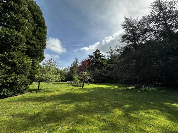 Authentique avec parc, prairie et piscine