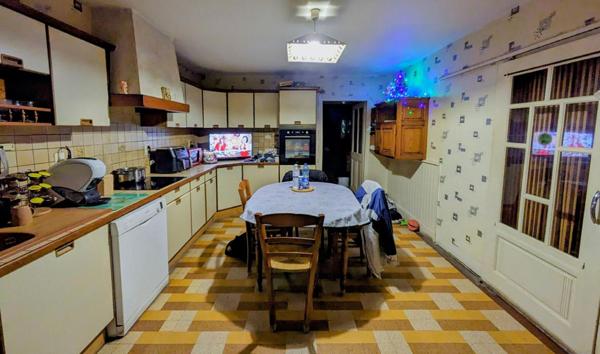 CENTRE VILLE BRASSAC - IMMEUBLE MIXTE APPARTEMENT T6  + FDC de BOULANGERIE