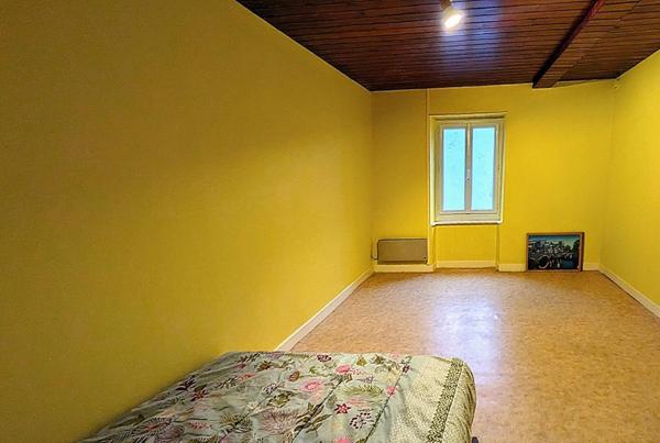 CENTRE VILLE BRASSAC - IMMEUBLE MIXTE APPARTEMENT T6  + FDC de BOULANGERIE