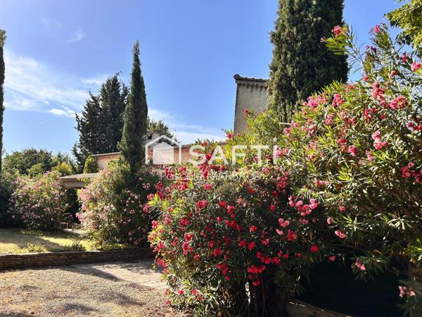 Villa avec piscine, sur 2165 m² clôturé, arboré, à l'abri des regards, au calme.