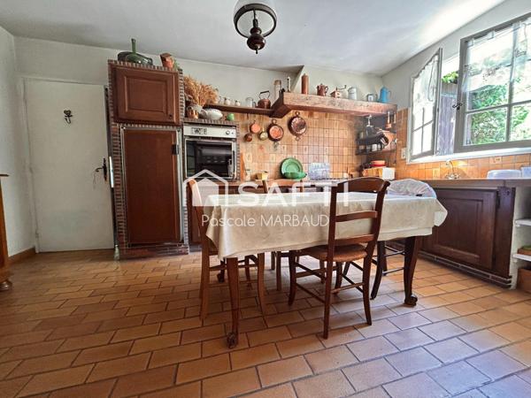 Villa avec piscine, sur 2165 m² clôturé, arboré, à l'abri des regards, au calme.