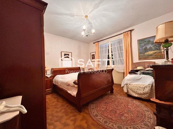 Villa avec piscine, sur 2165 m² clôturé, arboré, à l'abri des regards, au calme.