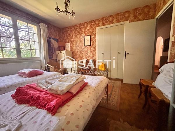 Villa avec piscine, sur 2165 m² clôturé, arboré, à l'abri des regards, au calme.