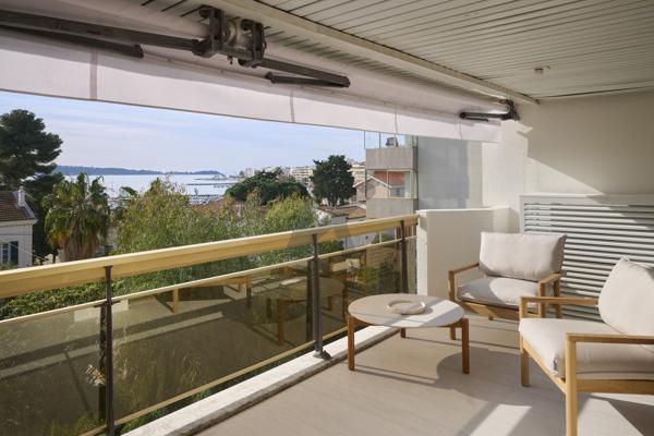 Cannes - Palm Beach : 4P rénové vue mer et piscine
