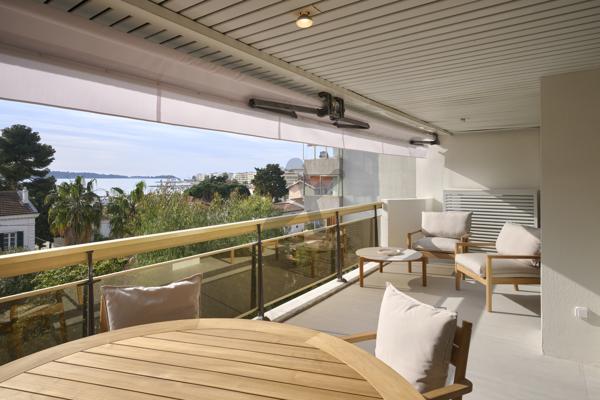 Cannes - Palm Beach : 4P rénové vue mer et piscine