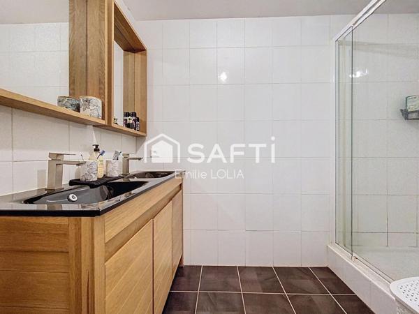 Charmant appartement RDC, 1 chambre, terrasse et parkings