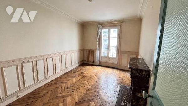 Au 3ᵉ étage avec ascenseur d'un bel immeuble ancien, appartement de 40,42 m² offrant le c...