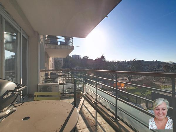 En parfait état, avec grand balcon à vivre