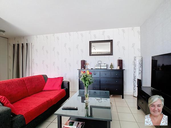 En parfait état, avec grand balcon à vivre