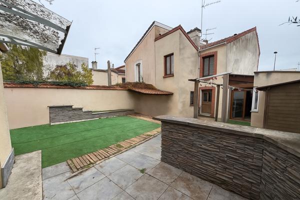 Maison, jardin, 3 garages et 1 dépendance - Bétheny