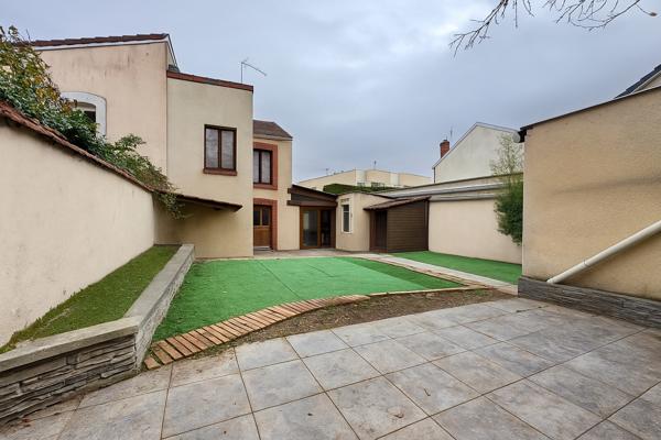 Maison, jardin, 3 garages et 1 dépendance - Bétheny