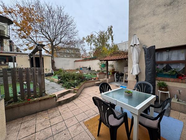 Maison, jardin, 3 garages et 1 dépendance - Bétheny