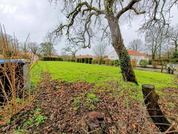 TERRAIN A BATIR - NON VIABILISE- LIBRE DE CONSTRUCTEUR