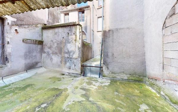 Vente Immeuble avec cour et local commercial rdc à rénover Saint-ambroix   