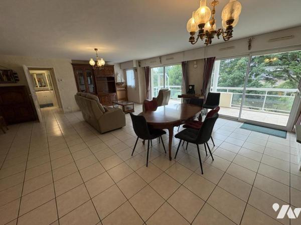 Appartement de Type 4 sur un niveau avec 2 chambres et grand séjour avec balcon 