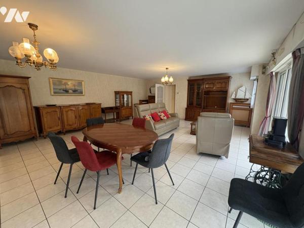 Appartement de Type 4 sur un niveau avec 2 chambres et grand séjour avec balcon 