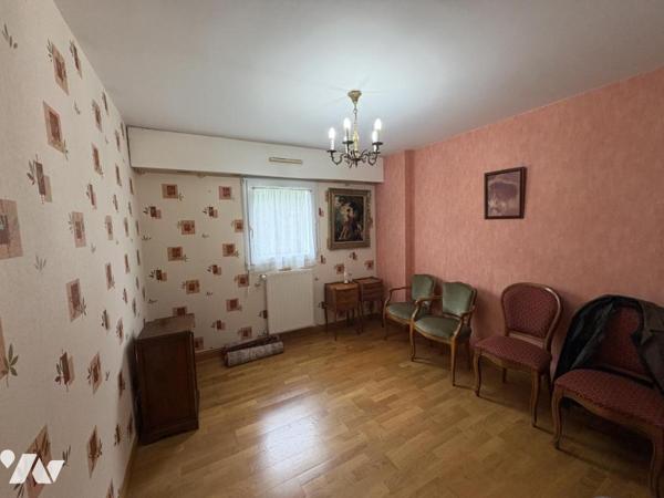 Appartement de Type 4 sur un niveau avec 2 chambres et grand séjour avec balcon 