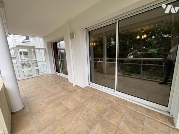 Appartement de Type 4 sur un niveau avec 2 chambres et grand séjour avec balcon 