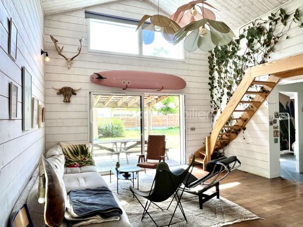 Dans un écrin de verdure, découvrez cette maison en ossature bois de 2016, parfaitement entretenue et réalisée avec des matériaux de qualité, offrant environ 85 m² habitables Loi Carrez complétés par une mezzanine mansardée pour atteindre environ 100 m² hors Loi Carrez.
Baignée de lumière grâce à son exposition plein sud, elle propose un séjour chaleureux avec une belle hauteur sous plafond et une cuisine ouverte, trois chambres dont une en mezzanine, une salle de bain avec baignoire à l’étage, une salle d’eau au rez-de-chaussée ainsi que deux WC. Un espace buanderie/cellier vient compléter la maison. 
Confort moderne assuré avec volets roulants électriques, climatisation réversible, raccordement au tout-à-l’égout et puits foré pour l’arrosage du jardin. À l’extérieur, un garage et un container aménagé, raccordé à l’eau et à l’électricité, pouvant faire office de cuisine d’été, viennent compléter ce bien d'exception.

Cette maison allie à la perfection le confort moderne et le charme et l'authenticité du bois et de la luminosité naturelle.
A visiter sans tarder !