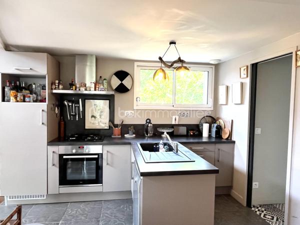 Dans un écrin de verdure, découvrez cette maison en ossature bois de 2016, parfaitement entretenue et réalisée avec des matériaux de qualité, offrant environ 85 m² habitables Loi Carrez complétés par une mezzanine mansardée pour atteindre environ 100 m² hors Loi Carrez.
Baignée de lumière grâce à son exposition plein sud, elle propose un séjour chaleureux avec une belle hauteur sous plafond et une cuisine ouverte, trois chambres dont une en mezzanine, une salle de bain avec baignoire à l’étage, une salle d’eau au rez-de-chaussée ainsi que deux WC. Un espace buanderie/cellier vient compléter la maison. 
Confort moderne assuré avec volets roulants électriques, climatisation réversible, raccordement au tout-à-l’égout et puits foré pour l’arrosage du jardin. À l’extérieur, un garage et un container aménagé, raccordé à l’eau et à l’électricité, pouvant faire office de cuisine d’été, viennent compléter ce bien d'exception.

Cette maison allie à la perfection le confort moderne et le charme et l'authenticité du bois et de la luminosité naturelle.
A visiter sans tarder !