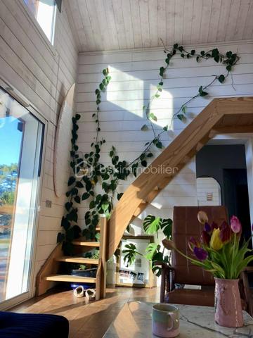 Dans un écrin de verdure, découvrez cette maison en ossature bois de 2016, parfaitement entretenue et réalisée avec des matériaux de qualité, offrant environ 85 m² habitables Loi Carrez complétés par une mezzanine mansardée pour atteindre environ 100 m² hors Loi Carrez.
Baignée de lumière grâce à son exposition plein sud, elle propose un séjour chaleureux avec une belle hauteur sous plafond et une cuisine ouverte, trois chambres dont une en mezzanine, une salle de bain avec baignoire à l’étage, une salle d’eau au rez-de-chaussée ainsi que deux WC. Un espace buanderie/cellier vient compléter la maison. 
Confort moderne assuré avec volets roulants électriques, climatisation réversible, raccordement au tout-à-l’égout et puits foré pour l’arrosage du jardin. À l’extérieur, un garage et un container aménagé, raccordé à l’eau et à l’électricité, pouvant faire office de cuisine d’été, viennent compléter ce bien d'exception.

Cette maison allie à la perfection le confort moderne et le charme et l'authenticité du bois et de la luminosité naturelle.
A visiter sans tarder !