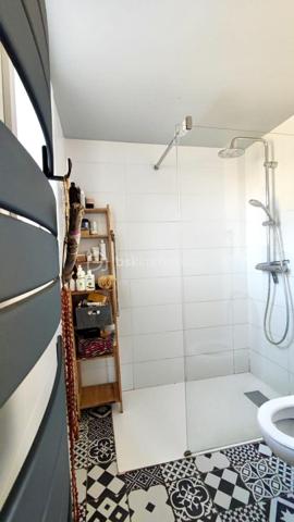 Dans un écrin de verdure, découvrez cette maison en ossature bois de 2016, parfaitement entretenue et réalisée avec des matériaux de qualité, offrant environ 85 m² habitables Loi Carrez complétés par une mezzanine mansardée pour atteindre environ 100 m² hors Loi Carrez.
Baignée de lumière grâce à son exposition plein sud, elle propose un séjour chaleureux avec une belle hauteur sous plafond et une cuisine ouverte, trois chambres dont une en mezzanine, une salle de bain avec baignoire à l’étage, une salle d’eau au rez-de-chaussée ainsi que deux WC. Un espace buanderie/cellier vient compléter la maison. 
Confort moderne assuré avec volets roulants électriques, climatisation réversible, raccordement au tout-à-l’égout et puits foré pour l’arrosage du jardin. À l’extérieur, un garage et un container aménagé, raccordé à l’eau et à l’électricité, pouvant faire office de cuisine d’été, viennent compléter ce bien d'exception.

Cette maison allie à la perfection le confort moderne et le charme et l'authenticité du bois et de la luminosité naturelle.
A visiter sans tarder !