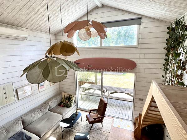 Dans un écrin de verdure, découvrez cette maison en ossature bois de 2016, parfaitement entretenue et réalisée avec des matériaux de qualité, offrant environ 85 m² habitables Loi Carrez complétés par une mezzanine mansardée pour atteindre environ 100 m² hors Loi Carrez.
Baignée de lumière grâce à son exposition plein sud, elle propose un séjour chaleureux avec une belle hauteur sous plafond et une cuisine ouverte, trois chambres dont une en mezzanine, une salle de bain avec baignoire à l’étage, une salle d’eau au rez-de-chaussée ainsi que deux WC. Un espace buanderie/cellier vient compléter la maison. 
Confort moderne assuré avec volets roulants électriques, climatisation réversible, raccordement au tout-à-l’égout et puits foré pour l’arrosage du jardin. À l’extérieur, un garage et un container aménagé, raccordé à l’eau et à l’électricité, pouvant faire office de cuisine d’été, viennent compléter ce bien d'exception.

Cette maison allie à la perfection le confort moderne et le charme et l'authenticité du bois et de la luminosité naturelle.
A visiter sans tarder !