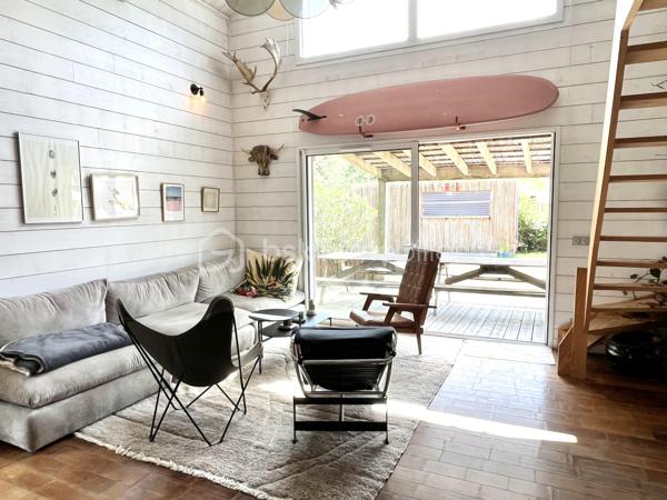 Dans un écrin de verdure, découvrez cette maison en ossature bois de 2016, parfaitement entretenue et réalisée avec des matériaux de qualité, offrant environ 85 m² habitables Loi Carrez complétés par une mezzanine mansardée pour atteindre environ 100 m² hors Loi Carrez.
Baignée de lumière grâce à son exposition plein sud, elle propose un séjour chaleureux avec une belle hauteur sous plafond et une cuisine ouverte, trois chambres dont une en mezzanine, une salle de bain avec baignoire à l’étage, une salle d’eau au rez-de-chaussée ainsi que deux WC. Un espace buanderie/cellier vient compléter la maison. 
Confort moderne assuré avec volets roulants électriques, climatisation réversible, raccordement au tout-à-l’égout et puits foré pour l’arrosage du jardin. À l’extérieur, un garage et un container aménagé, raccordé à l’eau et à l’électricité, pouvant faire office de cuisine d’été, viennent compléter ce bien d'exception.

Cette maison allie à la perfection le confort moderne et le charme et l'authenticité du bois et de la luminosité naturelle.
A visiter sans tarder !