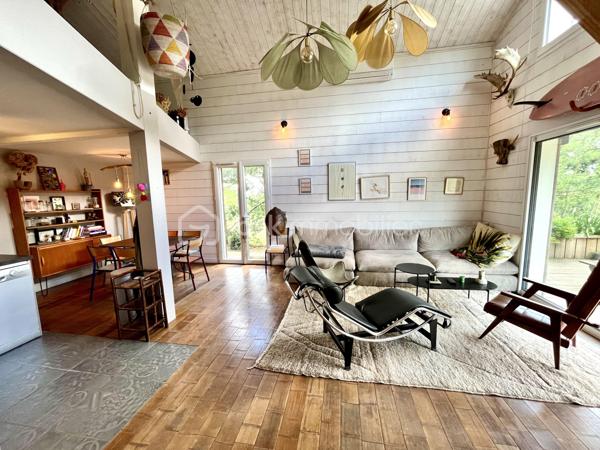 Dans un écrin de verdure, découvrez cette maison en ossature bois de 2016, parfaitement entretenue et réalisée avec des matériaux de qualité, offrant environ 85 m² habitables Loi Carrez complétés par une mezzanine mansardée pour atteindre environ 100 m² hors Loi Carrez.
Baignée de lumière grâce à son exposition plein sud, elle propose un séjour chaleureux avec une belle hauteur sous plafond et une cuisine ouverte, trois chambres dont une en mezzanine, une salle de bain avec baignoire à l’étage, une salle d’eau au rez-de-chaussée ainsi que deux WC. Un espace buanderie/cellier vient compléter la maison. 
Confort moderne assuré avec volets roulants électriques, climatisation réversible, raccordement au tout-à-l’égout et puits foré pour l’arrosage du jardin. À l’extérieur, un garage et un container aménagé, raccordé à l’eau et à l’électricité, pouvant faire office de cuisine d’été, viennent compléter ce bien d'exception.

Cette maison allie à la perfection le confort moderne et le charme et l'authenticité du bois et de la luminosité naturelle.
A visiter sans tarder !