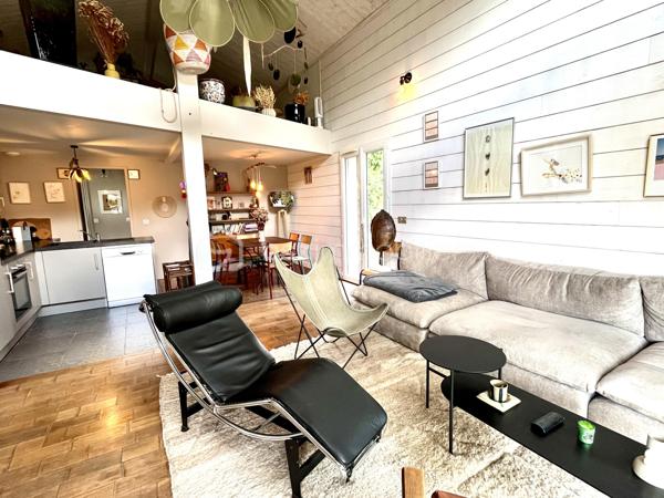 Dans un écrin de verdure, découvrez cette maison en ossature bois de 2016, parfaitement entretenue et réalisée avec des matériaux de qualité, offrant environ 85 m² habitables Loi Carrez complétés par une mezzanine mansardée pour atteindre environ 100 m² hors Loi Carrez.
Baignée de lumière grâce à son exposition plein sud, elle propose un séjour chaleureux avec une belle hauteur sous plafond et une cuisine ouverte, trois chambres dont une en mezzanine, une salle de bain avec baignoire à l’étage, une salle d’eau au rez-de-chaussée ainsi que deux WC. Un espace buanderie/cellier vient compléter la maison. 
Confort moderne assuré avec volets roulants électriques, climatisation réversible, raccordement au tout-à-l’égout et puits foré pour l’arrosage du jardin. À l’extérieur, un garage et un container aménagé, raccordé à l’eau et à l’électricité, pouvant faire office de cuisine d’été, viennent compléter ce bien d'exception.

Cette maison allie à la perfection le confort moderne et le charme et l'authenticité du bois et de la luminosité naturelle.
A visiter sans tarder !