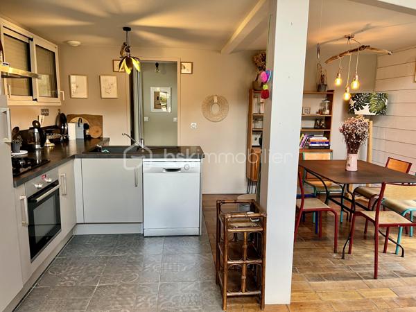 Dans un écrin de verdure, découvrez cette maison en ossature bois de 2016, parfaitement entretenue et réalisée avec des matériaux de qualité, offrant environ 85 m² habitables Loi Carrez complétés par une mezzanine mansardée pour atteindre environ 100 m² hors Loi Carrez.
Baignée de lumière grâce à son exposition plein sud, elle propose un séjour chaleureux avec une belle hauteur sous plafond et une cuisine ouverte, trois chambres dont une en mezzanine, une salle de bain avec baignoire à l’étage, une salle d’eau au rez-de-chaussée ainsi que deux WC. Un espace buanderie/cellier vient compléter la maison. 
Confort moderne assuré avec volets roulants électriques, climatisation réversible, raccordement au tout-à-l’égout et puits foré pour l’arrosage du jardin. À l’extérieur, un garage et un container aménagé, raccordé à l’eau et à l’électricité, pouvant faire office de cuisine d’été, viennent compléter ce bien d'exception.

Cette maison allie à la perfection le confort moderne et le charme et l'authenticité du bois et de la luminosité naturelle.
A visiter sans tarder !