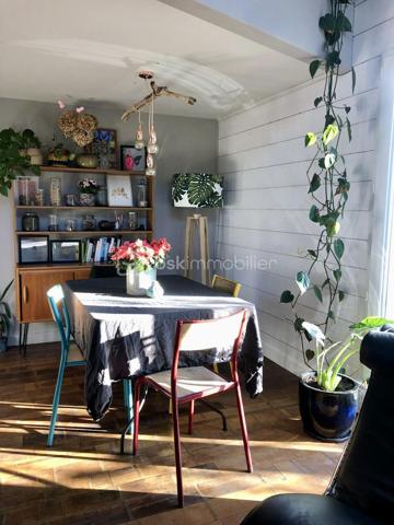 Dans un écrin de verdure, découvrez cette maison en ossature bois de 2016, parfaitement entretenue et réalisée avec des matériaux de qualité, offrant environ 85 m² habitables Loi Carrez complétés par une mezzanine mansardée pour atteindre environ 100 m² hors Loi Carrez.
Baignée de lumière grâce à son exposition plein sud, elle propose un séjour chaleureux avec une belle hauteur sous plafond et une cuisine ouverte, trois chambres dont une en mezzanine, une salle de bain avec baignoire à l’étage, une salle d’eau au rez-de-chaussée ainsi que deux WC. Un espace buanderie/cellier vient compléter la maison. 
Confort moderne assuré avec volets roulants électriques, climatisation réversible, raccordement au tout-à-l’égout et puits foré pour l’arrosage du jardin. À l’extérieur, un garage et un container aménagé, raccordé à l’eau et à l’électricité, pouvant faire office de cuisine d’été, viennent compléter ce bien d'exception.

Cette maison allie à la perfection le confort moderne et le charme et l'authenticité du bois et de la luminosité naturelle.
A visiter sans tarder !