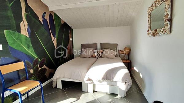 Dans un écrin de verdure, découvrez cette maison en ossature bois de 2016, parfaitement entretenue et réalisée avec des matériaux de qualité, offrant environ 85 m² habitables Loi Carrez complétés par une mezzanine mansardée pour atteindre environ 100 m² hors Loi Carrez.
Baignée de lumière grâce à son exposition plein sud, elle propose un séjour chaleureux avec une belle hauteur sous plafond et une cuisine ouverte, trois chambres dont une en mezzanine, une salle de bain avec baignoire à l’étage, une salle d’eau au rez-de-chaussée ainsi que deux WC. Un espace buanderie/cellier vient compléter la maison. 
Confort moderne assuré avec volets roulants électriques, climatisation réversible, raccordement au tout-à-l’égout et puits foré pour l’arrosage du jardin. À l’extérieur, un garage et un container aménagé, raccordé à l’eau et à l’électricité, pouvant faire office de cuisine d’été, viennent compléter ce bien d'exception.

Cette maison allie à la perfection le confort moderne et le charme et l'authenticité du bois et de la luminosité naturelle.
A visiter sans tarder !