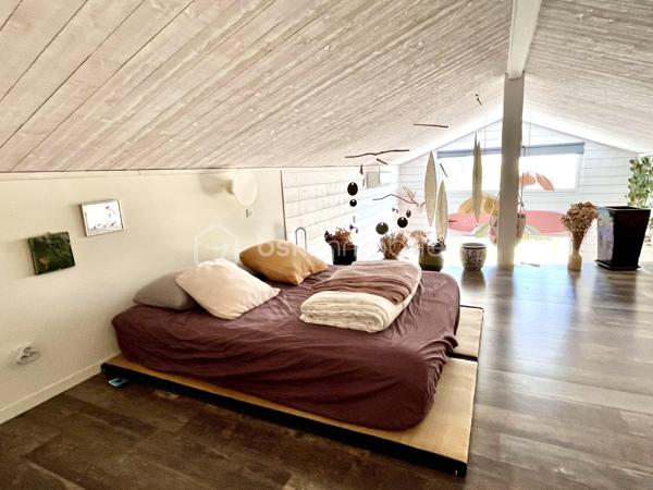 Dans un écrin de verdure, découvrez cette maison en ossature bois de 2016, parfaitement entretenue et réalisée avec des matériaux de qualité, offrant environ 85 m² habitables Loi Carrez complétés par une mezzanine mansardée pour atteindre environ 100 m² hors Loi Carrez.
Baignée de lumière grâce à son exposition plein sud, elle propose un séjour chaleureux avec une belle hauteur sous plafond et une cuisine ouverte, trois chambres dont une en mezzanine, une salle de bain avec baignoire à l’étage, une salle d’eau au rez-de-chaussée ainsi que deux WC. Un espace buanderie/cellier vient compléter la maison. 
Confort moderne assuré avec volets roulants électriques, climatisation réversible, raccordement au tout-à-l’égout et puits foré pour l’arrosage du jardin. À l’extérieur, un garage et un container aménagé, raccordé à l’eau et à l’électricité, pouvant faire office de cuisine d’été, viennent compléter ce bien d'exception.

Cette maison allie à la perfection le confort moderne et le charme et l'authenticité du bois et de la luminosité naturelle.
A visiter sans tarder !