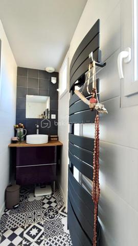 Dans un écrin de verdure, découvrez cette maison en ossature bois de 2016, parfaitement entretenue et réalisée avec des matériaux de qualité, offrant environ 85 m² habitables Loi Carrez complétés par une mezzanine mansardée pour atteindre environ 100 m² hors Loi Carrez.
Baignée de lumière grâce à son exposition plein sud, elle propose un séjour chaleureux avec une belle hauteur sous plafond et une cuisine ouverte, trois chambres dont une en mezzanine, une salle de bain avec baignoire à l’étage, une salle d’eau au rez-de-chaussée ainsi que deux WC. Un espace buanderie/cellier vient compléter la maison. 
Confort moderne assuré avec volets roulants électriques, climatisation réversible, raccordement au tout-à-l’égout et puits foré pour l’arrosage du jardin. À l’extérieur, un garage et un container aménagé, raccordé à l’eau et à l’électricité, pouvant faire office de cuisine d’été, viennent compléter ce bien d'exception.

Cette maison allie à la perfection le confort moderne et le charme et l'authenticité du bois et de la luminosité naturelle.
A visiter sans tarder !