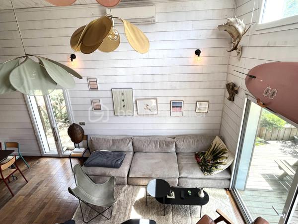 Dans un écrin de verdure, découvrez cette maison en ossature bois de 2016, parfaitement entretenue et réalisée avec des matériaux de qualité, offrant environ 85 m² habitables Loi Carrez complétés par une mezzanine mansardée pour atteindre environ 100 m² hors Loi Carrez.
Baignée de lumière grâce à son exposition plein sud, elle propose un séjour chaleureux avec une belle hauteur sous plafond et une cuisine ouverte, trois chambres dont une en mezzanine, une salle de bain avec baignoire à l’étage, une salle d’eau au rez-de-chaussée ainsi que deux WC. Un espace buanderie/cellier vient compléter la maison. 
Confort moderne assuré avec volets roulants électriques, climatisation réversible, raccordement au tout-à-l’égout et puits foré pour l’arrosage du jardin. À l’extérieur, un garage et un container aménagé, raccordé à l’eau et à l’électricité, pouvant faire office de cuisine d’été, viennent compléter ce bien d'exception.

Cette maison allie à la perfection le confort moderne et le charme et l'authenticité du bois et de la luminosité naturelle.
A visiter sans tarder !