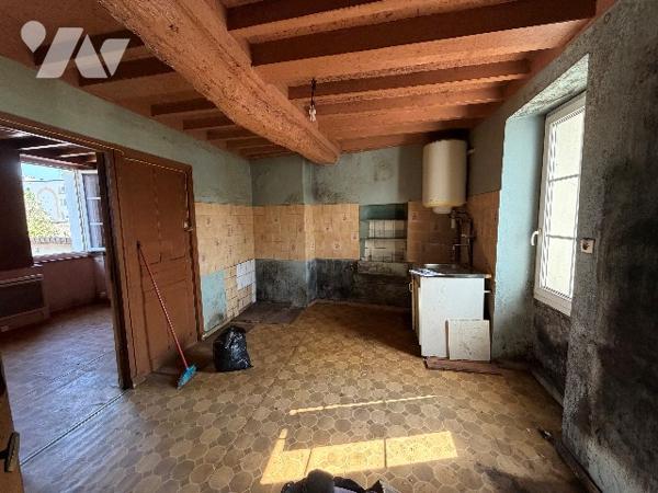 A AGNEAUX - MAISON MITOYENNE D'UN COTE, A RENOVER - PROCHE DE TOUTES COMMODITES