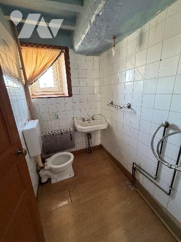 A AGNEAUX - MAISON MITOYENNE D'UN COTE, A RENOVER - PROCHE DE TOUTES COMMODITES