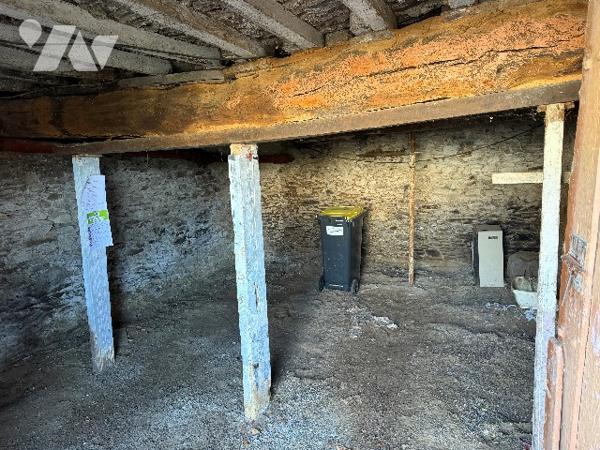 A AGNEAUX - MAISON MITOYENNE D'UN COTE, A RENOVER - PROCHE DE TOUTES COMMODITES