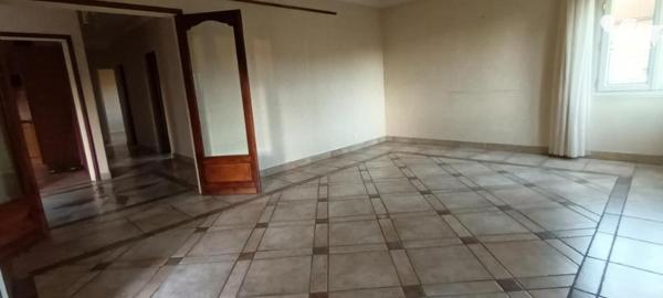 Maison avec jardin et garage