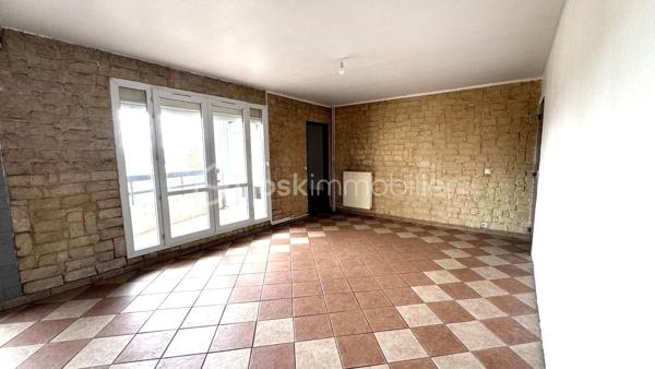 Découvrez cet appartement idéal investisseurs ou famille nombreuse de 97 m²

Il se situe au 6èm étage pour une superbe luminosité.

Dès l'ouverture de la porte vous y trouverez un vaste couloir d'entrée desservant : 

. Un séjour donnant sur un beau balcon
. Une cuisine
. Un WC
. Un SDB
. 4 chambres

Fenêtres PCV double vitrage
Volets roulant PVC

Libre de toute occupation.

Ce type d'appartement se loue approximativement 730 euros 

Charge mensuelle de copro d'environ 275 euros comprenant l'eau , entretien des communs et autres.

PAS DE PROCEDURE EN COURS.