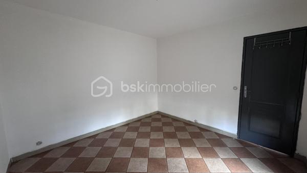 Découvrez cet appartement idéal investisseurs ou famille nombreuse de 97 m²

Il se situe au 6èm étage pour une superbe luminosité.

Dès l'ouverture de la porte vous y trouverez un vaste couloir d'entrée desservant : 

. Un séjour donnant sur un beau balcon
. Une cuisine
. Un WC
. Un SDB
. 4 chambres

Fenêtres PCV double vitrage
Volets roulant PVC

Libre de toute occupation.

Ce type d'appartement se loue approximativement 730 euros 

Charge mensuelle de copro d'environ 275 euros comprenant l'eau , entretien des communs et autres.

PAS DE PROCEDURE EN COURS.