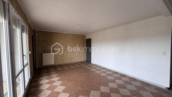Découvrez cet appartement idéal investisseurs ou famille nombreuse de 97 m²

Il se situe au 6èm étage pour une superbe luminosité.

Dès l'ouverture de la porte vous y trouverez un vaste couloir d'entrée desservant : 

. Un séjour donnant sur un beau balcon
. Une cuisine
. Un WC
. Un SDB
. 4 chambres

Fenêtres PCV double vitrage
Volets roulant PVC

Libre de toute occupation.

Ce type d'appartement se loue approximativement 730 euros 

Charge mensuelle de copro d'environ 275 euros comprenant l'eau , entretien des communs et autres.

PAS DE PROCEDURE EN COURS.