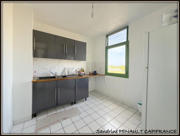 A VENDRE A KOUROU (GUYANE FRANCAISE) UN BEL APPARTEMENT T4 de 77 m² EN RESIDENCE - AU PRIX DE 170 000 €.