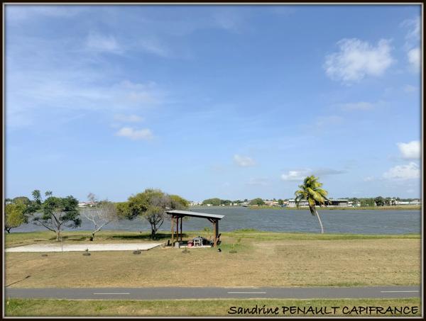 A VENDRE A KOUROU (GUYANE FRANCAISE) UN BEL APPARTEMENT T4 de 77 m² EN RESIDENCE - AU PRIX DE 170 000 €.